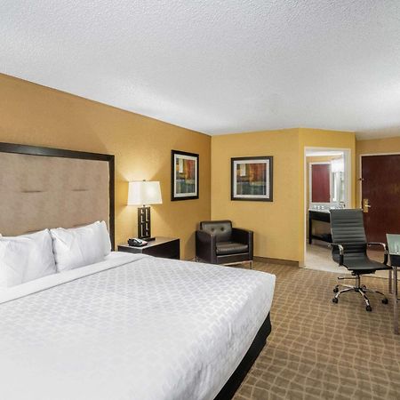 La Quinta By Wyndham Hot Springs Hotel Exterior photo